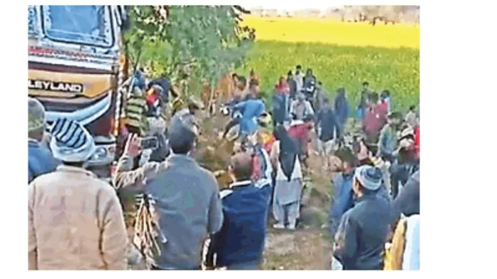 बालसमंद क्षेत्र भिवानी रोहिल्ला गांव के नजदीक राजस्थान के सूरतगढ़ से आ रहा सरसों के तेल का टैंकर पलट गया।
