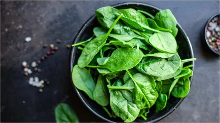 Spinach Side Effects: इन लोगों को नहीं खानी चाहिए पालक