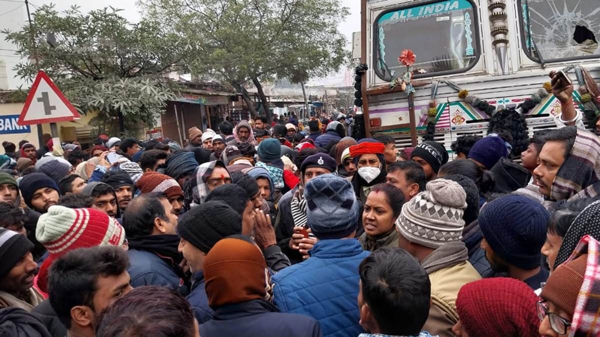 aurangabad teacher couple going to school crushed by a truck headmaster died on the spot