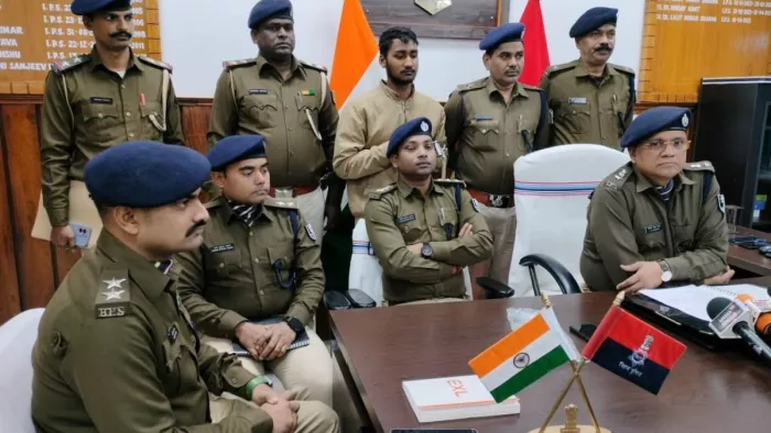 प्रेसवार्ता करते एसपी व अन्य पुलिस पदाधिकारी। (जागरण फोटो)