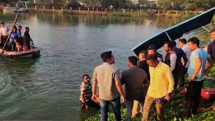 गुजरात के वडोदरा में छात्रों से भरी नाव झील में पलटी। (फोटो- जागरण)