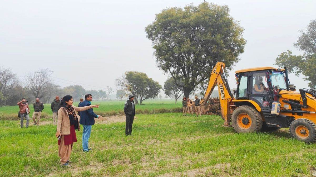https://www.jagranimages.com/images/newimg/18012024/18_01_2024-bulldozer_23632584_211855982.jpg