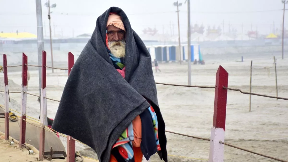 UP Weather Update: यूपी में ठंड से ठिठुरे लोग, दो दिन शीतलहर से राहत की उम्मीद; 36 जिलों में कोहरे को लेकर बड़ा अपडेट