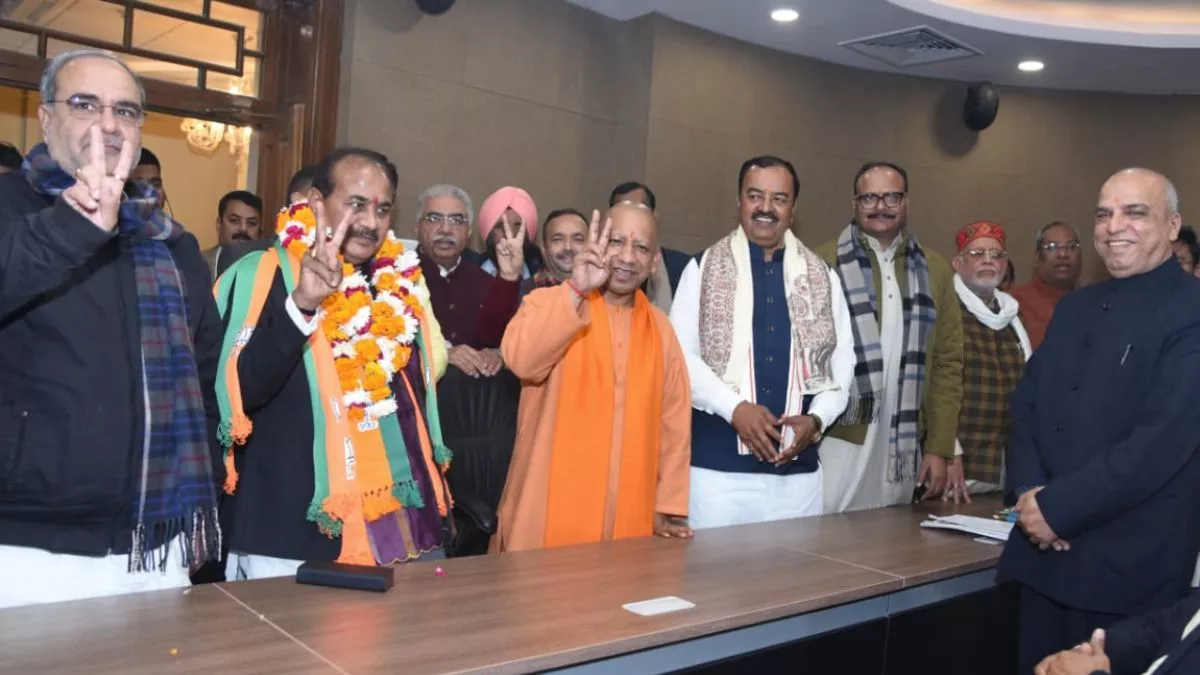 Dara Singh Chauhan: दारा सिंह चौहान ने यूपी विधान परिषद उपचुनाव के लिए  दाखि‍ल क‍िया नामांकन, सीएम योगी रहे मौजूद - Dara Singh Chauhan files  nomination for UP Legislative Council ...
