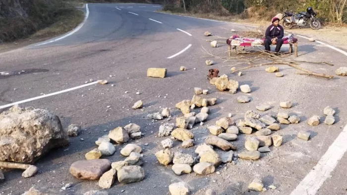 हाईवे पर पत्थर रखकर रास्ता रोका और लगा दिया बिस्तर।