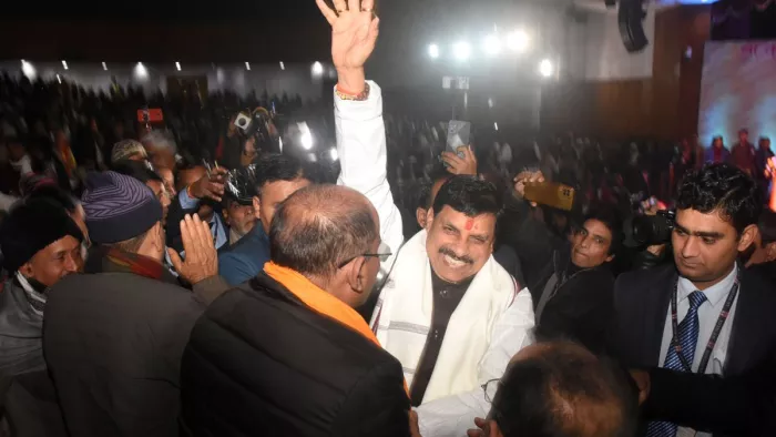 हाथ उठाकर लोगों का अभिवादन करते मध्य प्रदेश के मुख्यमंत्री डॉ. मोहन यादव । जागरण