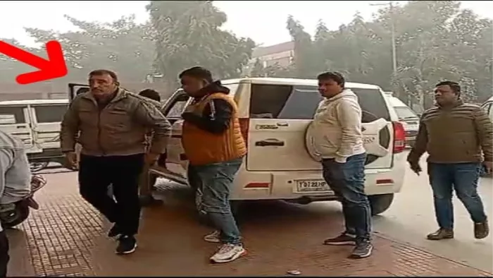 Haryana News: निलंबित इंस्पेक्टर को मेडिकल कराने के लिए नागरिक अस्पताल पहुंची एसआईटी।