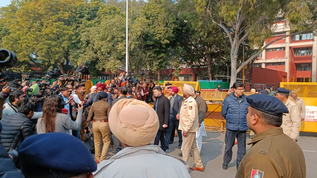 Chandigarh Mayor Election Live Updates: चंडीगढ़ मेयर चुनाव टला, नगर निगम के बाहर जमकर हंगामा; AAP-कांग्रेस ने किया प्रदर्शन