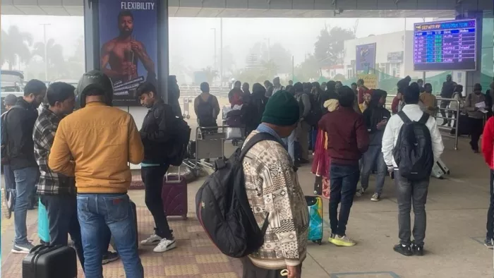 बिरसा मुंडा रांची एयरपोर्ट पर अपनी फ्लाइट के इंतजार में दिखे यात्री।