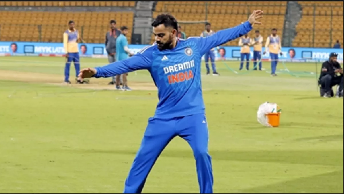 IND vs AFG 3rd T20 Video: ट्रॉफी के साथ फोटो खिंचवाने के लिए Virat Kohli का निराला अंदाज आपने देखा क्या? आग की तरह फैल रहा वीडियो