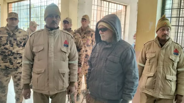 दोषी मनोज को जेल ले जाती पुलिस। जागरण