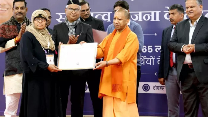 सीएम योगी ने यूपी में 45 लाख लोगों को घरौनी वितरित की। (तस्वीर जागरण)