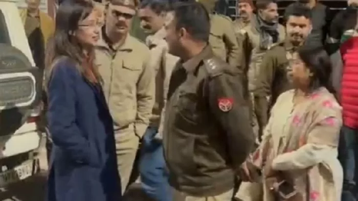 होटल के बाहर ज्वाइंट मजिस्ट्रेट कृति राज (बाएं), सीओ प्रवीन कुमार तिवारी (बाएं से दूसरे) व अन्य अधिकारी : जागरण