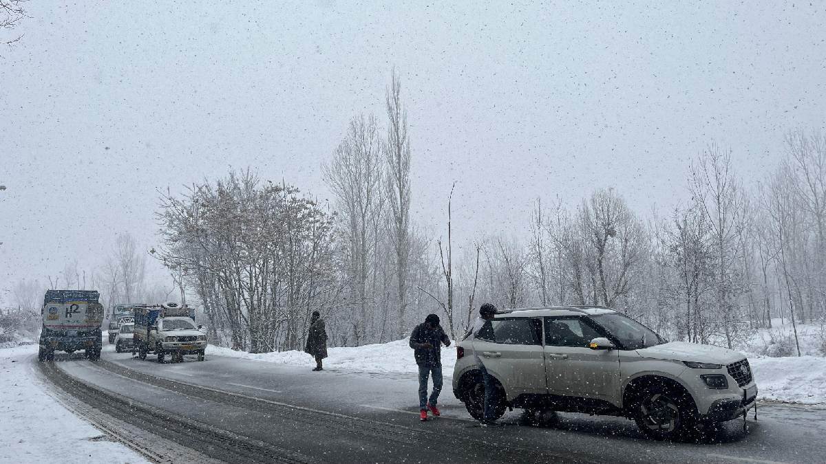 jk weather update snowfall stopped in kashmir but cold wave continues many roads still closed