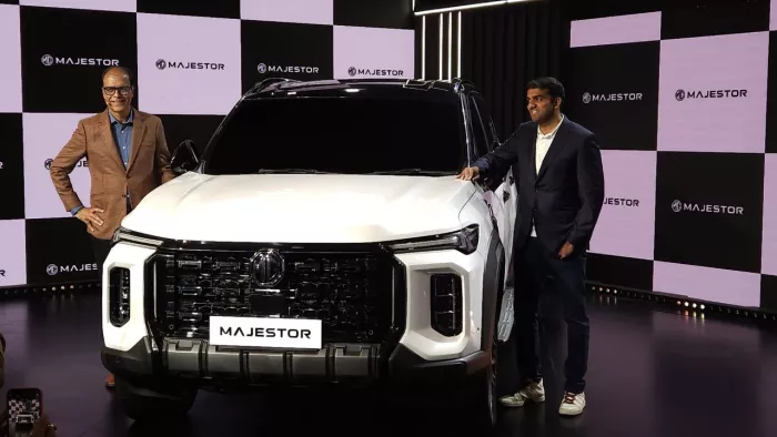 Auto Expo 2025 में पेश हुई JSW MG की नई एसयूवी।