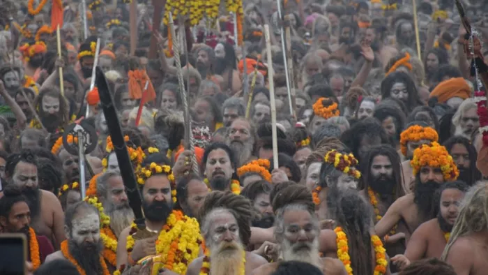 Maha Kumbh 2025: हजारों लोग अखाड़ों में नागा बनने के लिए तैयार हैं। जागरण फाइल फोटाे