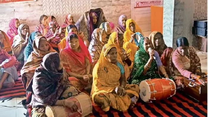 गोरखपुर में भजन-कीर्तन करतीं महिलाएं l जागरण