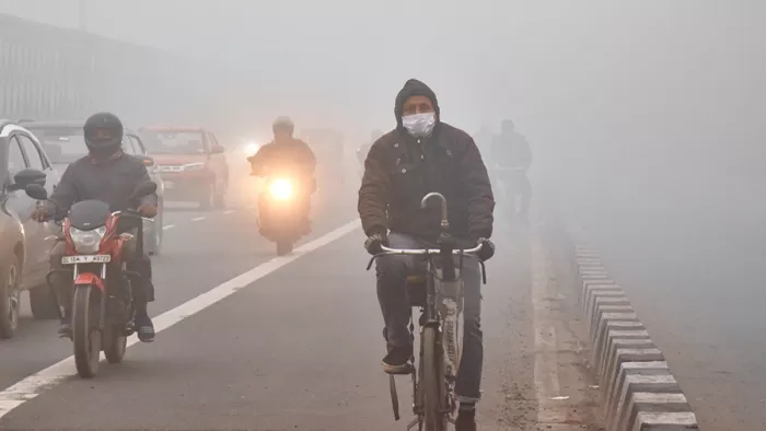 दिल्ली-यूपी में घने कोहरे ने थामी रफ्तार, दर्जनों ट्रेनें लेट (फोटो- एएनआई)