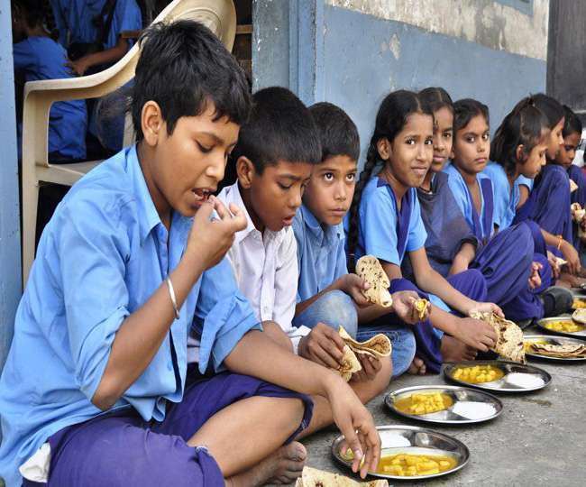 आखिर बच्चों के भविष्य के साथ क्यों हो रहा खिलवाड़, मिड डे मील योजना में हो  सुधार - why is playing with the future of children Mid day meal plan should  be