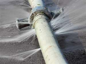 वाराणसी में जल संरक्षण की हवा निकाल रहा लीकेज, हजारों लीटर पानी बर्बादी संग सड़कें भी हो रहीं खराब