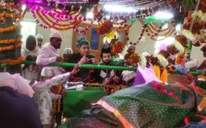 मीरजापुर में कंतित स्थित ख्वाजा स्माइल चिस्ती की मजार पर चादरपोशी करते जायरीन।