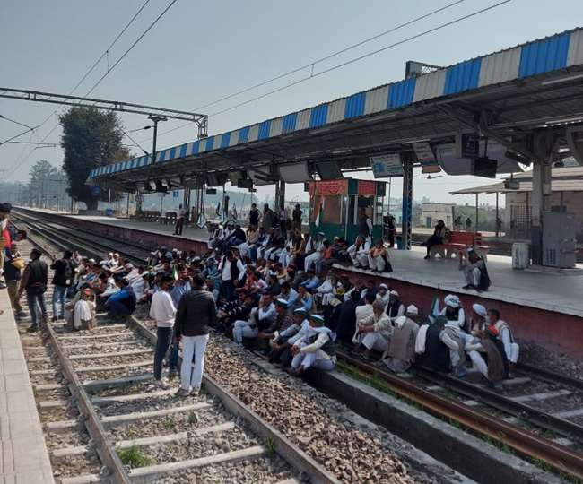 किसानों की ओर से कृषि कानूनों के खिलाफ गुरुवार को रुड़की रेलवे स्टेशन पर रेलवे ट्रैक जाम किया गया।