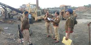 मीरजापुर के मुजाहरा में प्लांट को कुर्क करती पुलिस।