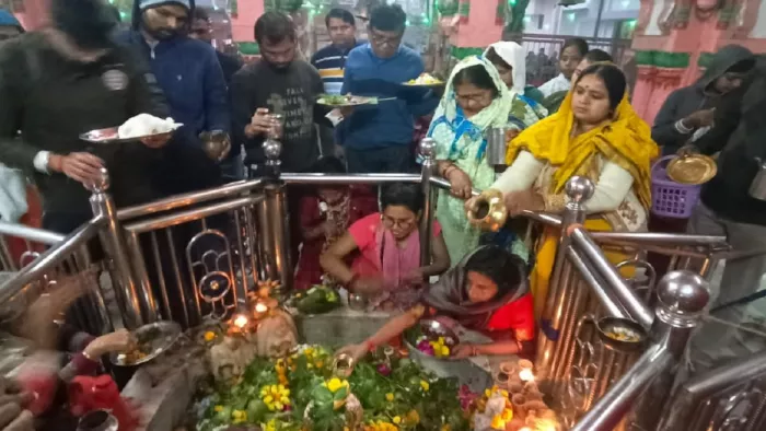 Mahashivratri 2023: महाशिवरात्रि पर महादेव की पूजा-अर्चना करते भक्त