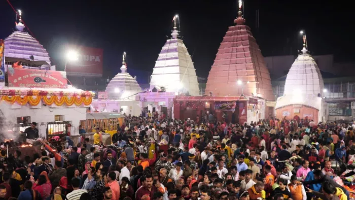 महाशिवरात्रि पर बाबा बैद्यनाथ धाम में उमड़ा भक्तों का जनसैलाब