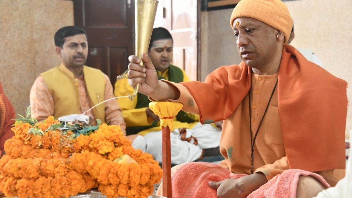 https://www.jagranimages.com/images/newimg/18022023/18_02_2023-cm_yogi_in_gorakhnath_temple_3_23333017.jpg