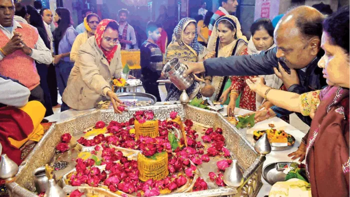 Mahashivratri 2023: महाशिवरात्रि को लेकर कैलाश महादेव मंदिर में जलाभिषेक करते श्रद्धालु। जागरण