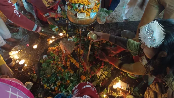 Mahashivratri 2023: सुलतानपुर: लम्भुआ के जनवारीनाथ मंदिर में जलाभिषेक करते श्रद्धालु (फोटो- जागरण)