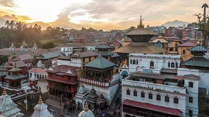 नेपाल के पशुपतिनाथ मंदिर में महाशिवरात्रि की धूम, लगी हैं लोगों की लंबी कतारें
