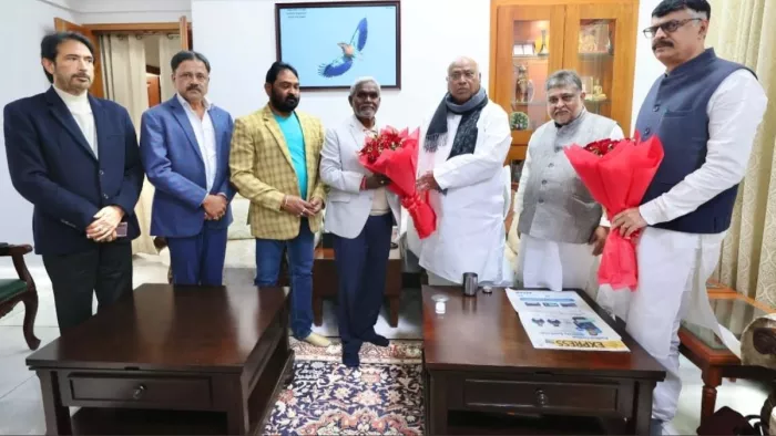 Champai Soren: झारखंड में सियासी संकट के बीच कांग्रेस अध्यक्ष से मिले चंपई सोरेन, इन मुद्दों पर हुई र्चचा