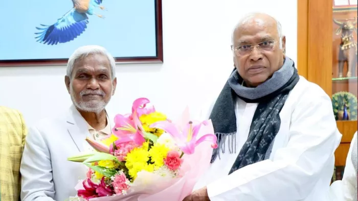 Jharkhand Cabinet: कांग्रेस के विधायकों की नाराजगी के बीच दिल्ली में मल्लिकार्जुन खरगे से मिले सीएम चम्पाई सोरेन।