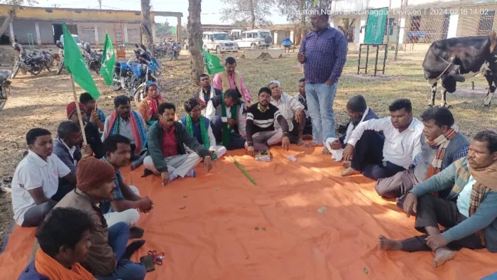 तिसरी में बैठक में कार्यकर्ता को संबोधित करते जेएमएम प्रखंड अध्यक्ष रिंकू बरनवाल (जागरण)