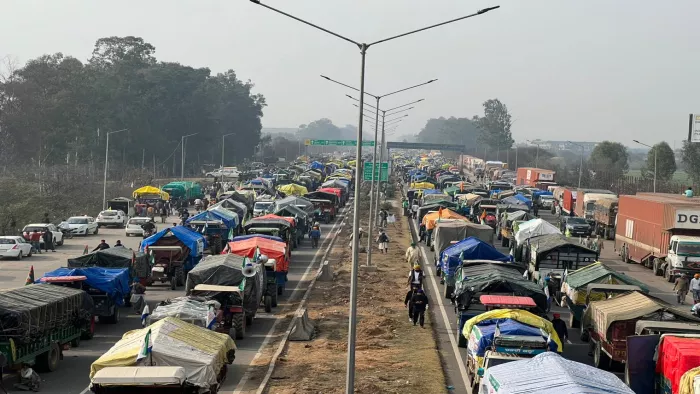 Kisan Andolan: बॉर्डर पर किसानों ने ट्रैक्टरों में बसा ली बस्ती। फाइल फोटो