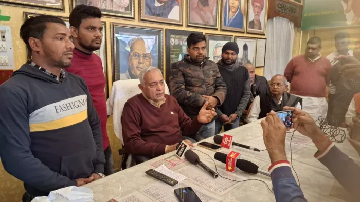 सभापति देवेश चंद्र ठाकुर के आवास पर आपबीती सुनाते जार्डन से लौटे सीतामढ़ी के श्रमिक। जागरण