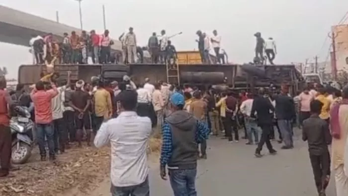 दुर्घटना के बाद मौके पर पहुंचे लोग। फोटो- जागरण