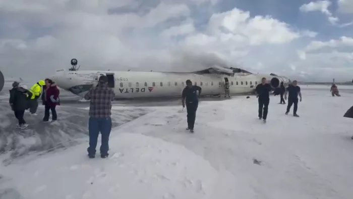 Canada Delta Airlines Plane Crash बर्फीली जमीन पर पलटा प्लेन।