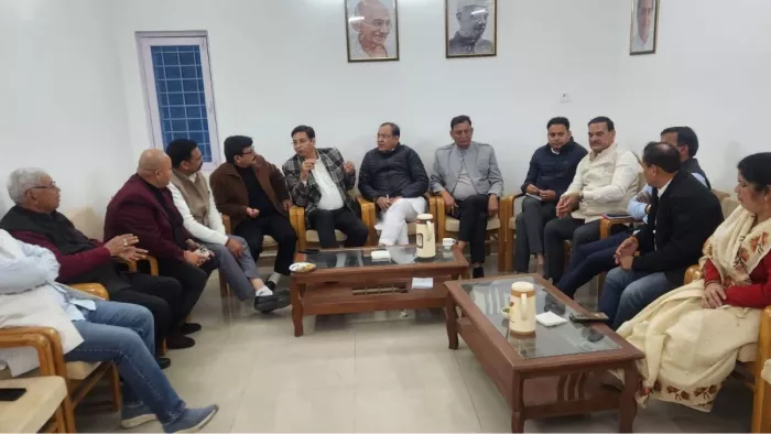 नेता प्रतिपक्ष यशपाल आर्य के शासकीय आवास पर बैठक करते कांग्रेस विधायक। साभार: कांग्रेस