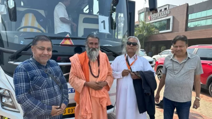 टूरिस्ट बस से कुंभ जा रहे एक यात्रियों का दल। फोटो- जागरण