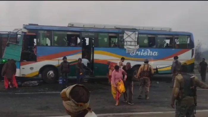 महाकुंभ से लौट रही बस धनबाद में हादसे का शिकार (जागरण)
