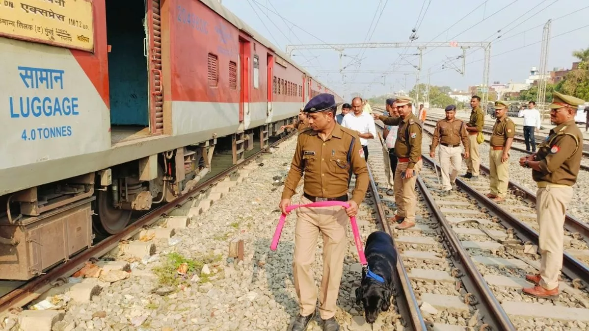 कामायनी एक्सप्रेस में बम की सूचना से हड़कंप, यात्रियों को उतारकर ली गई तलाशी; चार घंटे देरी से चली ट्रेन