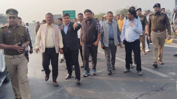 लिंक एक्सप्रेसवे का निरीक्षण करते मुख्य सचिव मनोज कुमार सिंह, साथ में जानकारी देते गोरखपुर मंडल के कमिश्नर अनिल ढींगरा