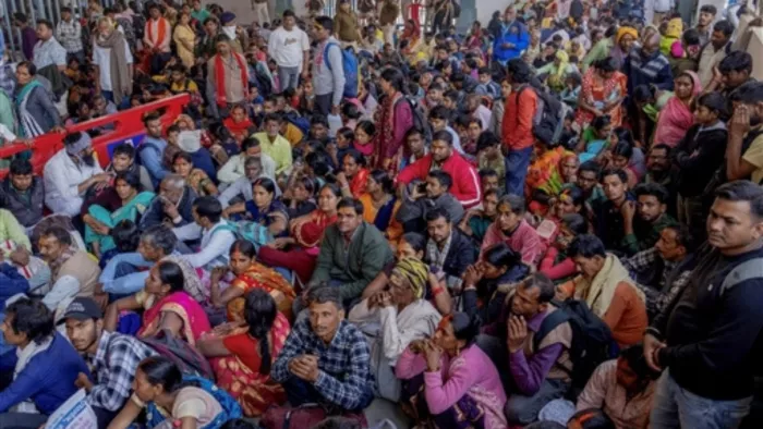 जंक्शन पर भगदड़ जैसे हालात बने थे, लेकिन रेलवे की सतर्कता से टला हादसा। (तस्वीर जागरण)