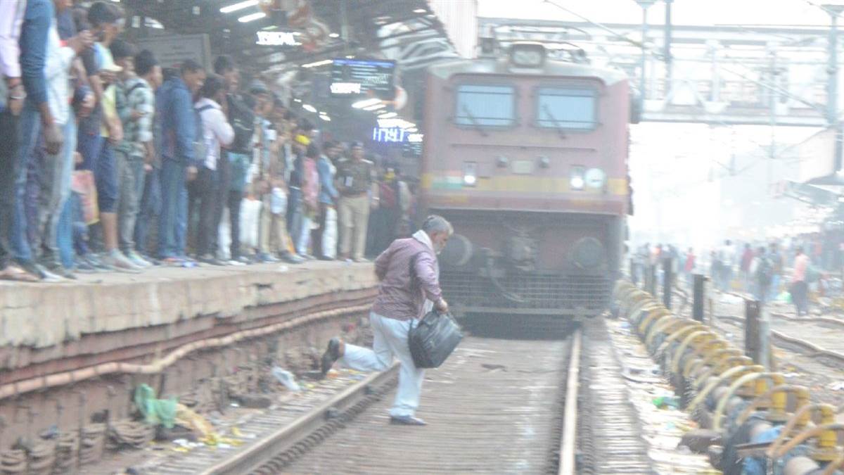 charbagh railway station crowded with pilgrims heading to prayagraj for maha kumbh2025