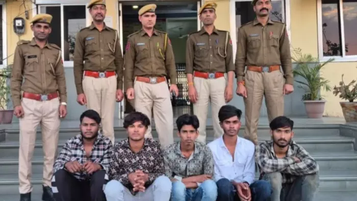 बिजयनगर ब्लैकमेल कांड के आरोपियों को पेशी पर जाते समय वकीलों ने पीटा।9फोटो- जेएनएन)