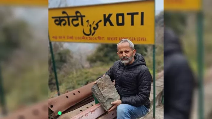 कोटी रेलवे स्टेशन के पास मिले दो करोड़ वर्ष पुराने फूल के तने का जीवाश्म l फोटो सोर्स- डॉ. रितेश
