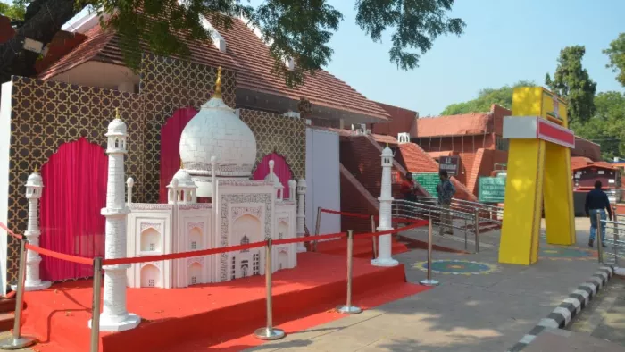 मुख्य द्वार के पास बनाई गई ताजमहल की प्रतिकृति। यहां दर्शक सेल्फी ले सकेंगे l जागरण